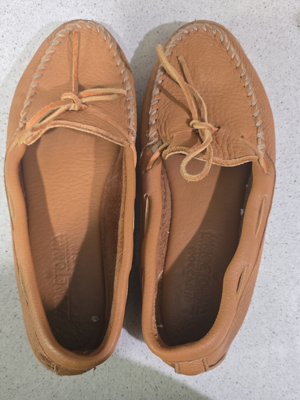 Minnetonka Women's Chestnut Leather Moccasin Loafers (490)